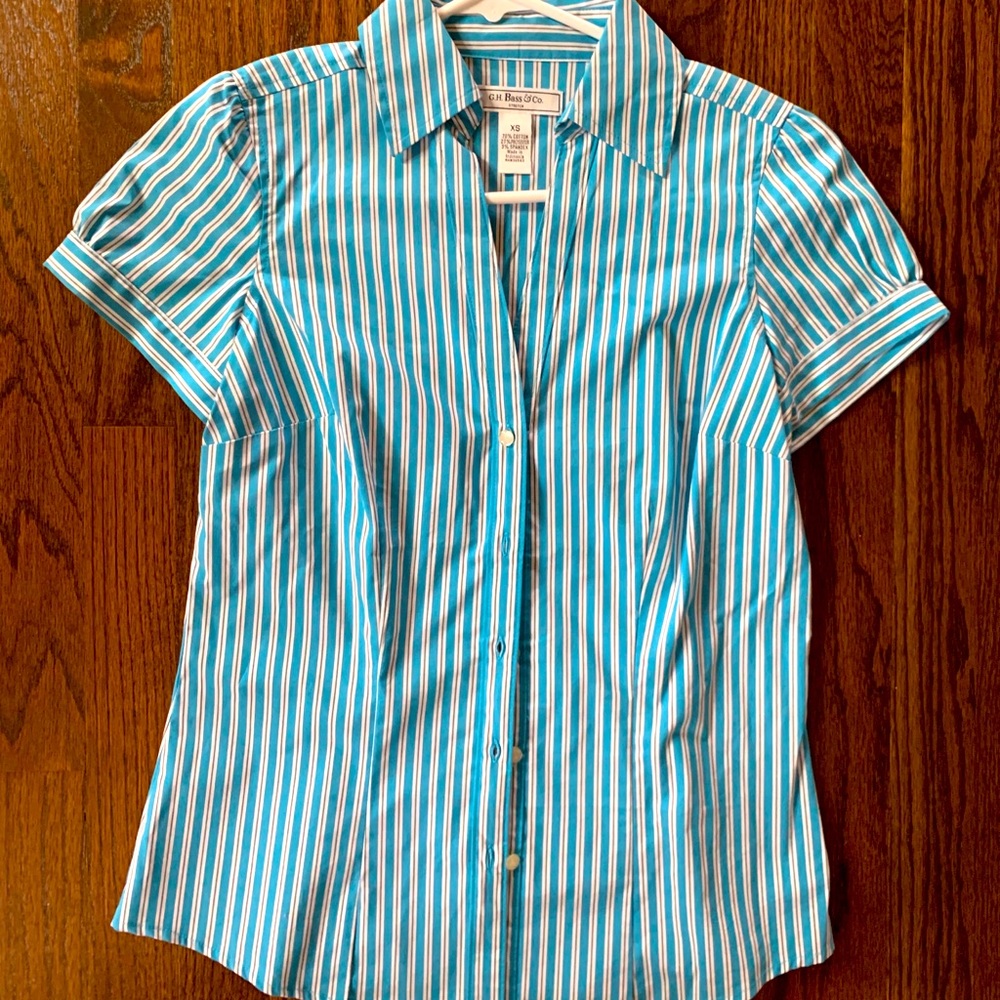 Women’s structured shirt sleeve blouse
